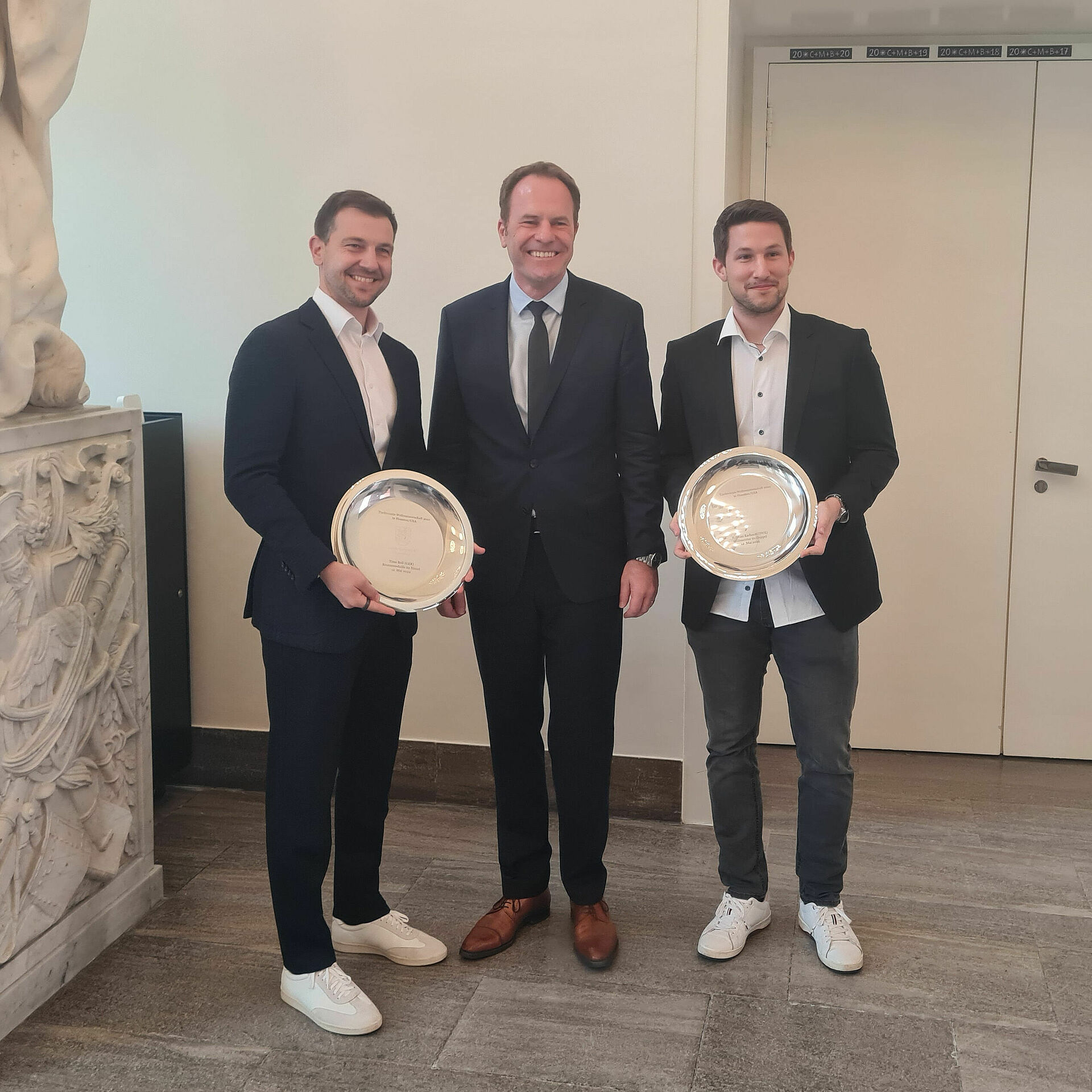 Timo Boll und Kristian Karlsson werden für ihre Erfolge bei der Weltmeisterschaft 2021 in Houston von Oberbürgermeister Keller geehrt